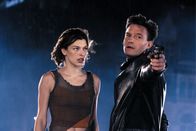Resident Evil: Apocalypse – Verzweifelt versucht Alice (Milla Jovovich) mit ihren Freunden aus der "Stadt des Todes" zu flüchten, bevor Major Cain (Thomas Kretschmann) diese mit Hilfe von biochemischen Waffen endgültig auslöschen will.