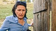 Servus Schwiegermutter – ARD Degeto SERVUS, SCHWIEGERMUTTER! Uhr im ERSTEN, online first ab Mittwoch (27.10.21) in der ARD MEDIATHEK Eine Berlinerin in Bayern: Farah (Åžiir EloÄŸlu) erlebt einen Kulturschock. Â