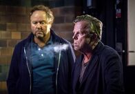 Mankells Wallander – Martinsson (Douglas Johansson, links) zweifelt immer mehr an Wallander (Krister Henriksson).