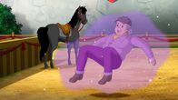 Bibi und Tina – Tante Paula ist keine gute Reiterin. Zum Glück hilft ihr Bibi und lässt sie sanft zu Boden gleiten.