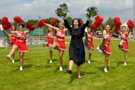 Um Himmels Willen – Schwester Hanna (Janina Hartwig) trainiert die Cheerleader.
