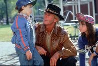 Crocodile Dundee II – Die Kinder der Großstadt sind von dem unkonventionellen Mick (Paul Hogan, M.) ebenso begeistert wie die hübsche Sue ...