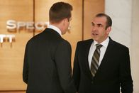 Suits – Ein weiterer Fauxpas von Louis (Rick Hoffmann, r.) entfacht einen neuen heftigen Streit zwischen ihm und seinem Dauerrivalen Harvey (Gabriel Macht, l.).