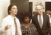 Diagnose: Mord – (v.l.n.r.) Jack (Scott Baio), Delores (Delores Hall) und Mark (Dick Van Dyke) hören sich nach dem Kampf das Statement des Boxers Mercury Jones an.