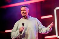 Comedy Clash – SÜDWESTRUNDFUNK Comedy Clash - Finale Diese Comedians machen der Konkurrenz Angst: Jokah Tululu, EmmVee und Lara Autsch wollen sich für das große "Comedy Clash"-Jahresfinale beweisen. Salim Samatou und Marvin Endres hosten den härtesten Stand-Up-Wettbewerb Deutschlands in dem Jokah Tululu den King of Pop als Influencer verkörpert, EmmVee (Foto) auf die deutschesten Deutschen in der Shisha Bar trifft und Lara Autsch auch ohne Kind in der Öffentlichkeit stillen möchte.