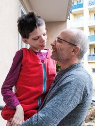 Re: – Petr Smeral hat seine Karriere als IT-Manager aufgegeben, um voll für seine Tochter Simonka da sein zu können. Doch das Geld ist knapp, Hilfe kann er sich kaum leisten.