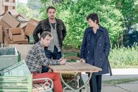 SOKO Linz – Auf dem Hof von Johann Spitzer (Dominik Warta, l.) geht es nicht mit rechten Dingen zu. In welcher Verbindung steht der Spargelbauer zu dem Tod und Verschwinden seiner Arbeiter? (Daniel Gawlowski als Ben, m.; Katharina Stemberger als Joe, r.).