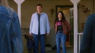 The Rookie – John Nolan (Nathan Fillion) und Bailey (Jenna Dewan) erhalten plötzlich unerwarteten Besuch von Fremden auf dem Anwesen von Johns Mutter.