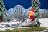 Unser Sandmännchen – Der Sandmann hat seinen magischen Traumsand verloren hat und muss dringend neuen aus der fliegenden Traumsandmühle holen. Auf der zauberhaften Reise dorthin begegnet er Kindern und Tieren im Wald und erlebt dabei einige Überraschungen. „Die Reise zur Traumsandmühle“ ist der erste Sandmännchen-Kurzfilm seit über 30 Jahren. Gedreht wurde er in der aufwendigen Stop-Motion-Technik. Schauspieler Florian David Fitz leiht dem Erzähler seine Stimme. - Während der Dreharbeiten: Das Sandmännchen tritt seine Reise mit dem restaurierten historischen „Multi-Mobil“ an, das aus dem Nachlass von Sandmann-Erfinder Gerhard Behrendt stammt.
