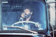 Convoy – Der Truckerfahrer Martin Penwald (Kris Kristofferson), genannt 'Rubber Duck', schließt sich im Kampf gegen Sheriff 'Dirty' Lyle Wallace über Sprechfunk mit anderen Fernfahrern zu einem gigantischen, kilometerlangen Konvoi zusammen ...