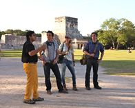 UFO-Jäger – Chitzen Itza, Mexiko: Das Team mit seinem Übersetzer Rene in Chitzen Itza. (Bildnachweis: National Geographic Channels/ Snake Oil Productions)