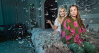 Das Fest der Liebe – Simone (Anna-Lena Klenke, re.) schüttet Jäcki (Luise von Finckh, li.) ihr Herz aus