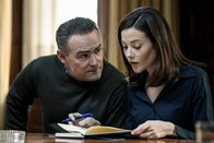 Der Fall Nevenka (ARTE) – Die junge Finanzstadträtin Nevenka Fernández (Mireia Oriol) wird von ihrem Vorgesetzten, dem Bürgermeister Ismael Álvarez (Urko Olazabal), bedrängt und manipuliert.