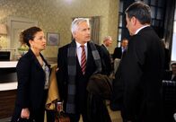 Rote Rosen – ARD ROTE ROSEN FOLGE 1882 Uhr im ERSTEN. Der Streit zwischen Thomas (Gerry Hungbauer, M. mit Sema Meray, l.) und Gunter (Hermann Toelcke, r.) eskaliert. Die gegenseitigen Vorwürfe liegen zunehmend unterhalb der Gürtellinie und beide leiden gleichermaßen darunter.