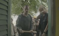 Sløborn – Devid (Aaron Hilmer) und Zoe (Noemi Nicolaisen) machen im Stall eine schreckliche Entdeckung.