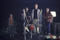 Malcolm mittendrin – (v.l.n.r) Dewey (Erik Per Sullivan), Reese (Justin Berfield), Francis (Christopher Masterson) und Malcolm (Frankie Muniz) sind gespannt, ob ihr Geschoss am vorgesehenen Zielort einschlägt ...