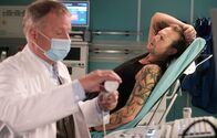 In aller Freundschaft – Bei der Untersuchung von Michael Kramer (Hanno Friedrich, re.) findet Dr. Roland Heilmann (Thomas Rühmann, li.) geschwollene Lymphknoten. Da dies vom harmlosen Infekt bis zum Krebs alles sein kann, ordnet Roland weitere Untersuchungen an.