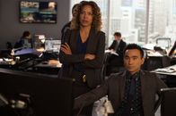 Unforgettable – Cherie (Tawny Cypress, l.) und Jays (James Hiroyuki, r.) Ermittlungen ergeben, dass das Mordopfer eine Vielzahl an Geheimnissen hatte. Für welches musste die junge Frau wohl sterben?