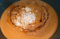 Stadt Land Kunst – Für das traditionell senegalesische Osterdessert wird Hirse gegart und dazu werden Früchte des Afrikanischen Affenbrotbaums, Erdnussbutter, Zucker und Gewürze miteinander vermengt.