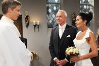 Sturm der Liebe – ARD STURM DER LIEBE FOLGE 1646 Uhr im ERSTEN. Hochzeit: Doris (Simone Ritscher, r.) und Werner (Dirk Galuba, M.) geben sich vor Pfarrer Martin (David Paryla, l.) das Ja-Wort.