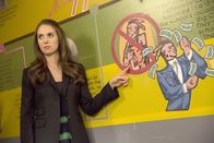 Community – Annie (Alison Brie) ist geschokt, als sie die Neuigkeiten von Jeff und Brittas Verlobung hört. Auch was die Rettet-Greendale-Aktion angeht, wird sie immer pessimistischer ...