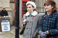Der junge Inspektor Morse – Joan Thursday (Sara Vickers, l.) und ihre Mutter Win Thursday (Croline O'Neill, r.) warten auf den Bus. Ganz Oxford scheint von den Taten des Serienmörders erschüttert zu sein.