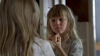 Elsa – Elsa (Maya Anna Hansen Frølich) ist eifersüchtig auf ihre Schwester, deshalb wäre sie auch gerne krank.