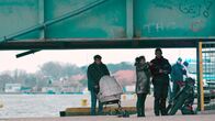 Klangor - Ein Mädchen verschwindet spurlos – Die Polizei findet Ariels Motorrad unter einer Brücke.