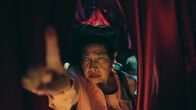 neoriginal: Doppelhaushälfte – Oma Thuy (Tuyet Linh Phung) verdächtigt Theo beim Rollenspiel "Werwölfe".