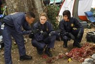 Bones - Die Knochenjägerin – v.l.n.r.) Clark Edison (Eugene Byrd); Temperance Brennan (Emily Deschanel); Camille Saroyan (Tamara Taylor)