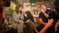 Inas Nacht – Gastgeberin Ina Müller (m.) begrüßt in der Hamburger Kneipe "Zum Schellfischposten" in dieser Sendung Katarina Witt (ehemalige deutsche Eiskunstläuferin, l.) und Jonas Kaufmann (Opernsänger, r.).; ARD/NDR INAS NACHT, "Late-Night-Show" Uhr im ERSTEN. Gastgeberin Ina Müller (m.) begrüßt in der Hamburger Kneipe "Zum Schellfischposten" in dieser Sendung Katarina Witt (ehemalige deutsche Eiskunstläuferin, l.) und Jonas Kaufmann (Opernsänger, r.).