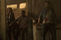 ES: Kapitel 2 – L-R: Beverly Marsh (Jessica Chastain), Mike Hanlon (Isaiah Mustafa), Ben Hanscom (Jay Ryan)