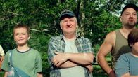 Coco Farm – Mit viel Enthusiasmus können Max (Oscar Desgagnés, 2. von links) und Charles (Joey Bélanger, rechts) die Dorfbewohner überzeugen, ihre Idee zu unterstützen. Dazu gehören u.a. der arbeitslose Trinker Raymond (Benoît Brière, Mitte), der alles verloren hat; Martin (Justin Laramée, 2. von rechts) und seine Tochter, die smarte Alice (Emma Bao Linh Tourné, links), die sich um das Marketing kümmern will.
