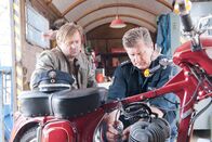 Notruf Hafenkante – Bei den "Pauli Bikern" von Jochen Kreuzer (Patrick von Blume, l.) bekommt Hans (Bruno F. Apitz, r.) selbst Lust am Schrauben.