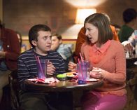 The Middle – Brick (Atticus Shaffer, l.); Sue (Eden Sher, r.)
