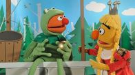 Sesamstraße – NDR Fernsehen SESAMSTRAßE (2632) Uhr. Märchenhaft! Ernie und Bert spielen "Der Froschkönig" in der Neuproduktion "Ernie & Bert Songs". Die bezaubernde Prinzessin (Bert) hat noch nie in ihrem Leben "bitte" gesagt. Als sie ihren goldenen Ball im Teich verliert, erwartet sie natürlich, dass der Frosch sofort hinterherspringt. Aber der Frosch (Ernie) möchte sehr nett gebeten werden, und ein einfaches "bitte" ist ihm längst nicht genug.