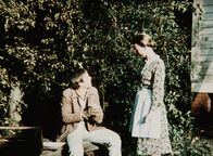 Die Waltons – Je weiter die Reparaturen am Dach fortschreiten, desto merkwürdiger verhält sich Hyder. Seine Frau (Bonnie Bartlett, r.) versucht, John-Boy (Richard Thomas, l.) das Verhalten ihres Mannes zu erklären.