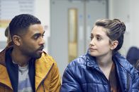 Pure – Nach einem Unfall verbringen Joe (Anthony Welsh) und Marnie (Charly Clive) mehr Zeit als erwartet miteinander.