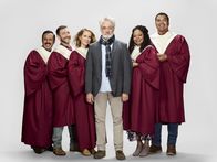 Perfect Harmony – (v.l.n.r.) Reverend Jax (Rizwan Manji); Wayne (Will Greenberg); Ginny (Anna Camp); Arthur Cochran (Bradley Whitford); Adams Adams (Tymberlee Hill); Dwayne (Geno Segers)