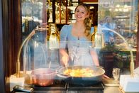 Paula kocht – Moderatorin Paula Bründl bereitet Kaiserschmarren to go zu. Aufgenonnem im Rahmen von ServusTV´s "Paula kocht" in der K. und K. Hofzuckerbäckerei Demel in Wien, Ö, am 09.06.2026.