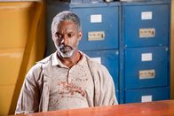 Death in Paradise – Nach einer schrecklichen Entdeckung sucht Emmet Peterson (Wil Johnson) verstört das Polizeirevier auf. Er glaubt, einen blutigen Mord begangen zu haben - doch kann sich an nichts mehr erinnern.