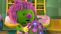 Jim Hensons: Doozers – Molly hat einen floralen Helm gebastelt.