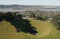 Vulkane in Neuseeland – Ein Krater mitten in der Wirtschaftsmetropole Auckland: Unter ihr brodeln rund 50 schlafende Vulkane, die irgendwann ausbrechen werden.
