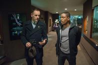 Elementary – Während Watson anderweitig beschäftigt ist, muss Holmes (Jonny Lee Miller, l.) mit Bell (Jon Michael Hill, r.) zusammen arbeiten ...