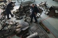 Mayday - Alarm im Cockpit – REENACTMENT - Im Untersuchungshangar sucht der Ermittler vor Ort (gespielt von Drew Zeran) nach wichtigen Beweisen für den Absturz von Fly Dubai Flight 981, während der Ermittlungsassistent vor Ort ihre Ergebnisse dokumentiert. (Cineflix 2021/Darren Goldstein)