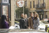 Castle – Kevin Ryan (Seamus Dever, 3.v.r.), Javier Esposito (Jon Huertas, 2.v.l.), Richard Castle (Nathan Fillion, 2.v.r.) und Kate Beckett (Stana Katic, r.) werden zu einer Pizzeria gerufen, in der eine besonders grausame Entdeckung gemacht wurde ...
