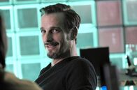 Song für Mia – Der Produzent Meinholdt (Max von Thun, re.) möchte Sebastian einen Plattenvertrag anbieten.