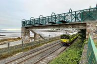 alpha-expedition: Mit dem Zug ... – Der irische Nahverkehrszug DART fährt dicht an der Dublin-Bay entlang. Bei Ebbe zeigt sie sich als riesige Watt-Landschaft.