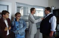 Die Rosenheim-Cops – Wer überschätzt hier wen? Wegen der zwei Kleinkriminellen Sascha (Florian Fischer, li.) und Gregor (Konstantin Moreth, 2.v.li.) bekommen sich die beiden Rosenheim-Cops Hofer (Joseph Hannesschläger, re.) und Satori (Markus Böker, 2.v.re.) gewaltig in die Haare.