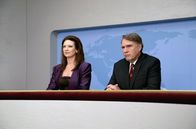 Die Newsreader – Helen (Anna Torv) und Geoff (Robert Taylor) bei ihrer Stellungnahme im Fernsehstudio: Geoffs Comeback ist nicht für jeden so erfolgreich wie für ihn selbst.